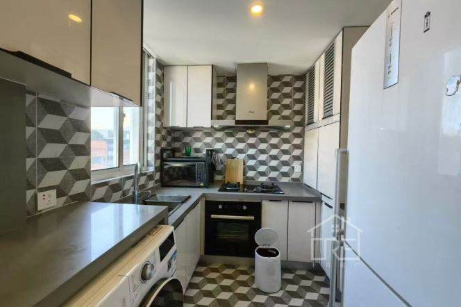 Quality one bedroom elevator Apt+balcony+heating+oven 1min to Hengshan Rd