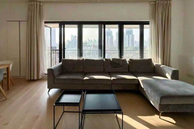 Spacious bright 3br+1/2bt@hengshan rd 180sqm with large open balcony