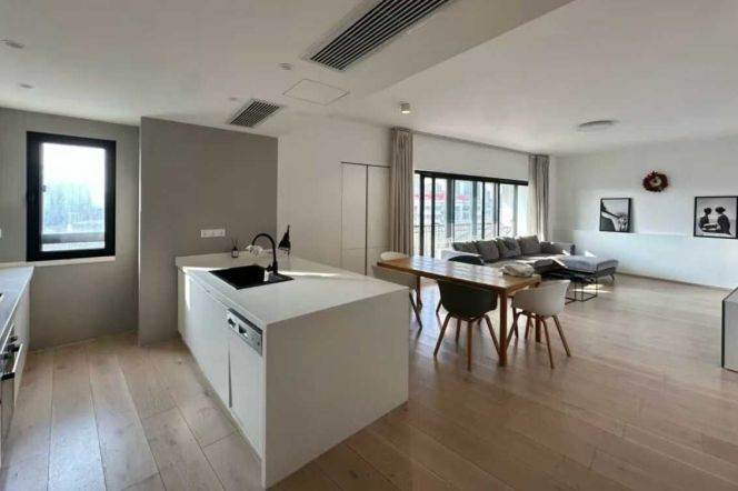 Spacious bright 3br+1/2bt@hengshan rd 180sqm with large open balcony