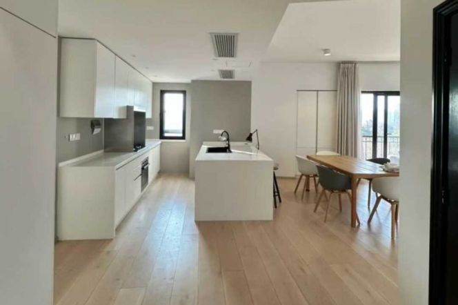 Spacious bright 3br+1/2bt@hengshan rd 180sqm with large open balcony