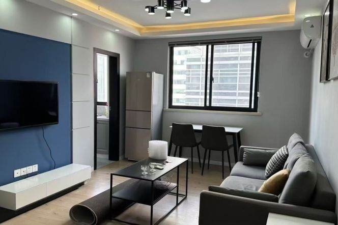 Bright 2br with elevator near Jiangsu Rd L2/11