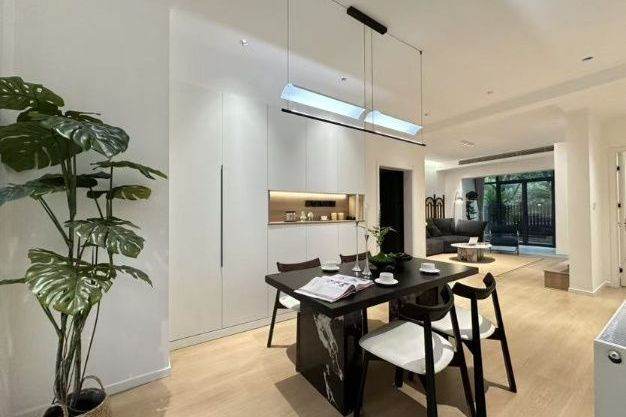 Modern 3brs with floor heating and garden  beside Century Park