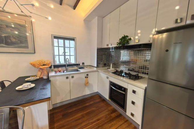 Renovated 1Br Garden house w. balcony