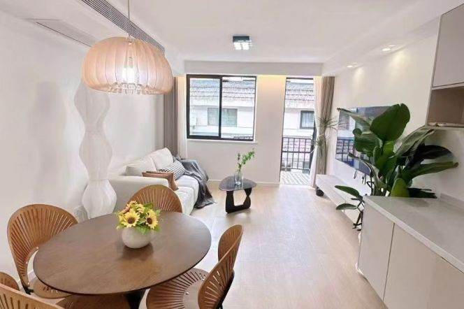 Charming 1br with balcony  near Changping Rd L7