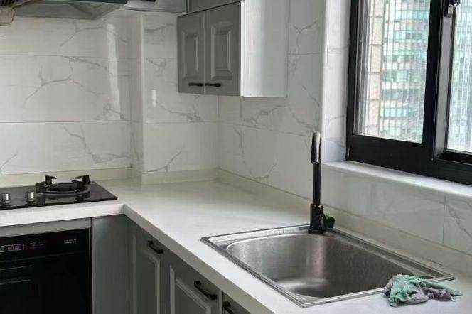 Bright 2br with elevator near Jiangsu Rd L2/11