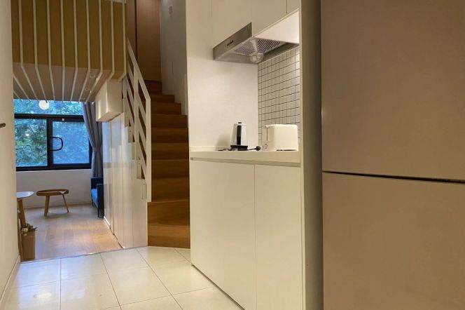 1loft near Zhong'shan Hospital and Jiao'tong Uni can long and short term lease