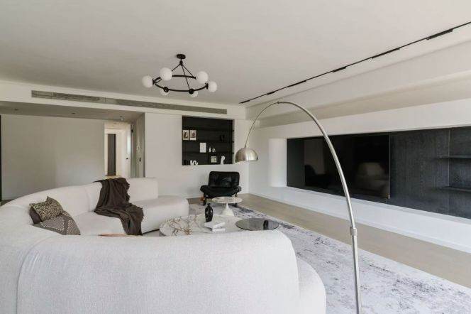 Prime Location Luxury Penthouse for Rent in Gubei, Steps from Pedestrian Street