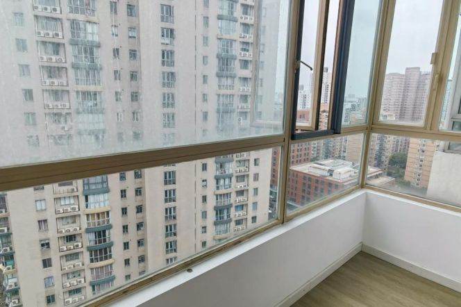 Stylish 1 br on high floor in XuJiaHui center, easy to L4 SH Stadium St. + L 1/9/11 XuJiaHui St.