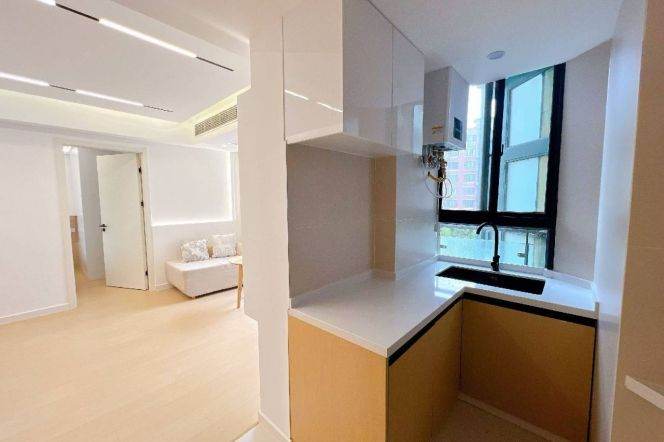 Renovated 1br apt in Changning,CA,Floor heating,close to Loushanguan,Line 2&15