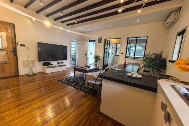 Renovated 1Br Garden house w. balcony