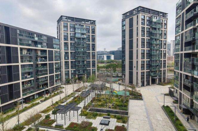 Quiet compound 2 br with floor heating next Wellington Shanghai. easy to L 6/8/11