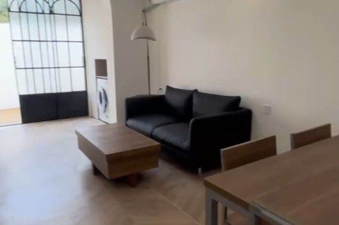 Renovated 1 br with private yard,close to Jiaotong,Line 10