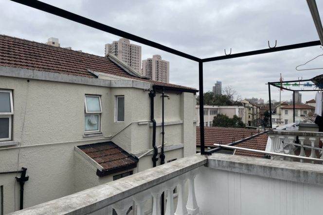 Spacaious 2Br+high ceilings +balcony | South Shanxi rd metro & Jiashan rd Mt