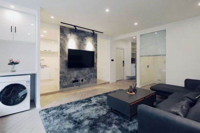 Huge&bright 1+1brs near Middle Huaihai Road