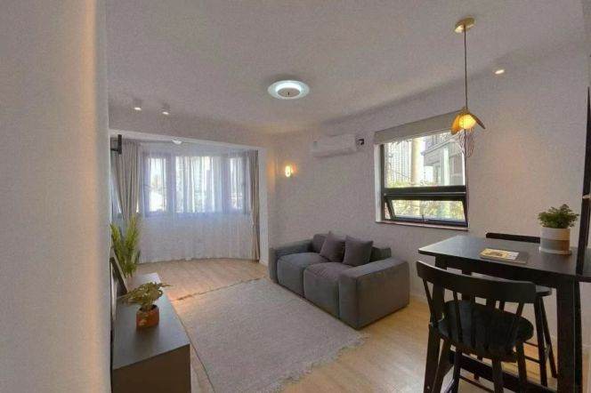 Bright 1br near Changping Rd M7