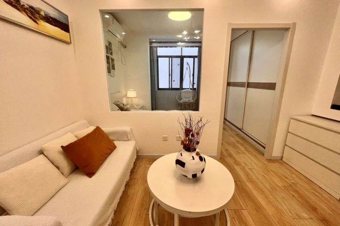 6.8k Clean 1Br Nr West Nanjing Rd.line2/12/13