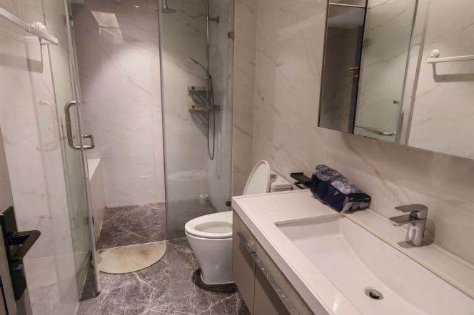 Quiet compound 2 br with floor heating next Wellington Shanghai. easy to L 6/8/11