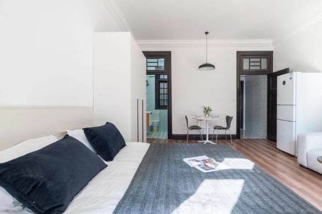 Cozy 1Br w. balcony Central AC W. Nanjing Rd Station