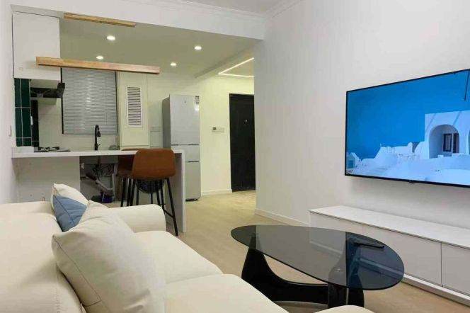 Airy and bright 1br apt Hengshan Rd