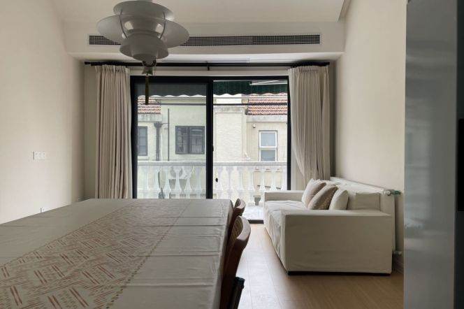 Spacaious 2Br+high ceilings +balcony | South Shanxi rd metro & Jiashan rd Mt