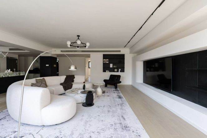 Prime Location Luxury Penthouse for Rent in Gubei, Steps from Pedestrian Street