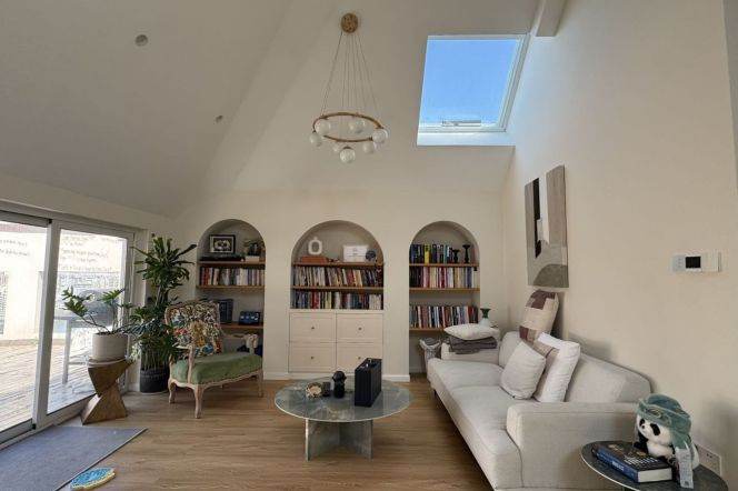 Beautiful Penthouse w/Terrace nr Wuning Rd Station | 4BR 3BA 280m²