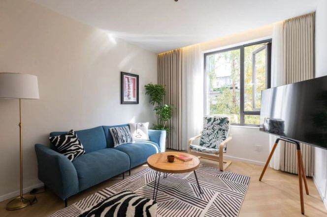 Spacious 2+1Br/2Lr/1Bt Close to L2/11 Jiangsu Rd Metro Station 