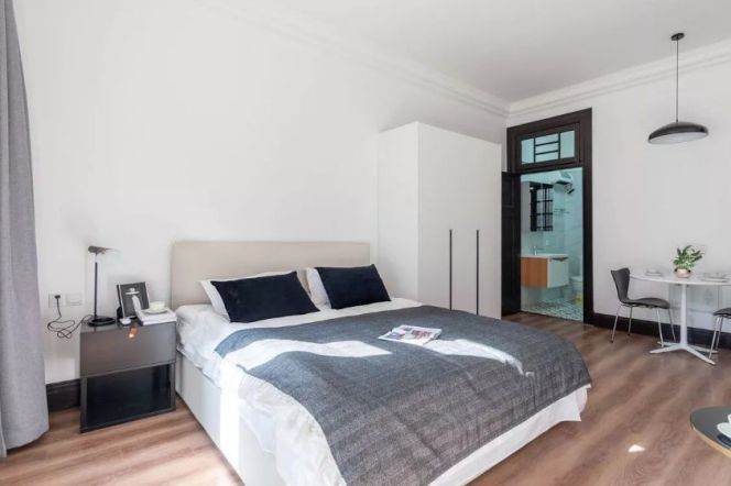 Cozy 1Br w. balcony Central AC W. Nanjing Rd Station