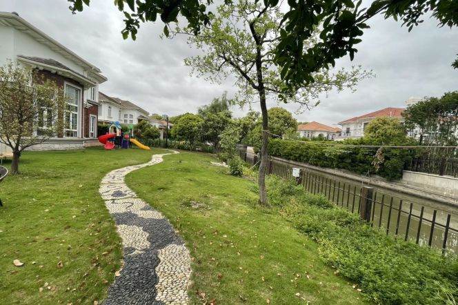 5br， near big mall, subway, villa with huge garden, floor heating,56k