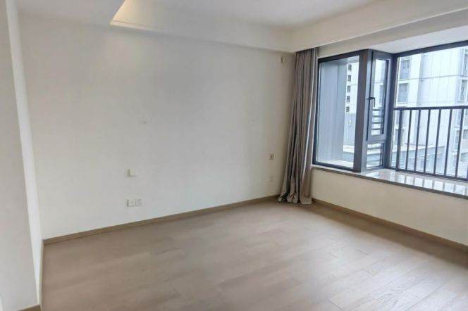 Quiet compound 2 br with floor heating next Wellington Shanghai. easy to L 6/8/11