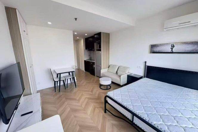 Lovely high rise one bedroom with elevator next to line 13/14