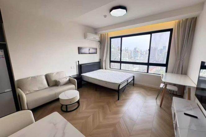 Lovely high rise one bedroom with elevator next to line 13/14