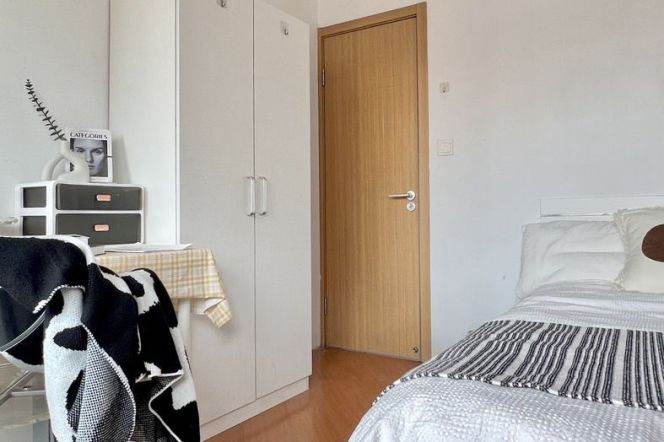 Cozy room near Jingan temple,with balcony, international roommates 