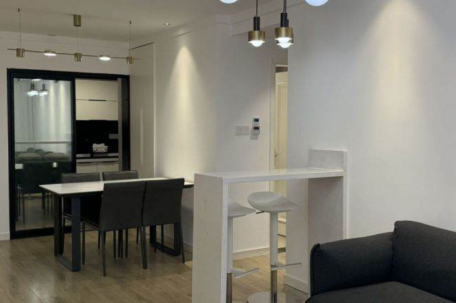 Sunlit 2BR High-floor Apt nr Jing'an Temple