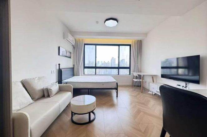 Lovely high rise one bedroom with elevator next to line 13/14