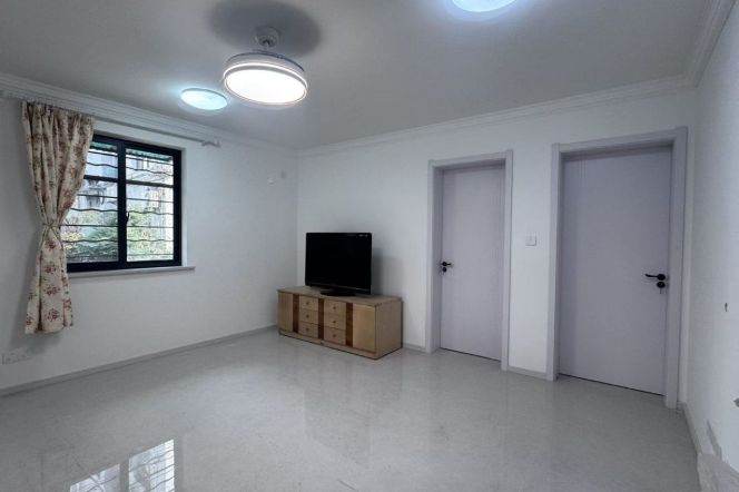 Bright 3Br+Yard @ L7/9 