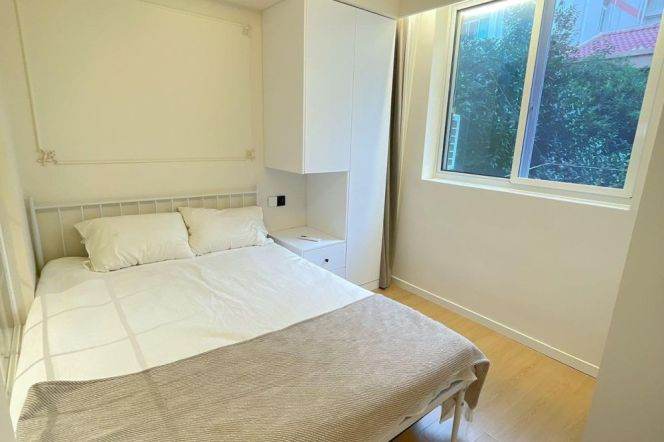 Spacious & Modern 1 br in ChangNing. easy to L 2/11 JiangSu Rd S. 