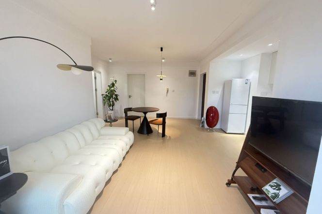 Line2 good price 2BR /  Spacious / Bright / Modern/ Quiet /  elevator