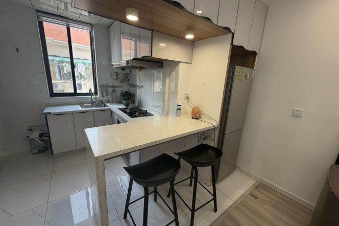 Bright & Good price 1 br in ChangNing , 7 min to L 2/11 JiangSu Rd St.