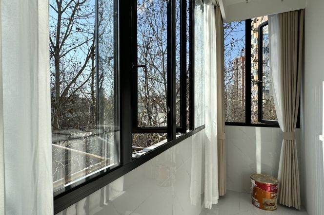 Good deal 1Br 1Lvr  /Jiangsu rd M2&11 /Balcony +great sunshine