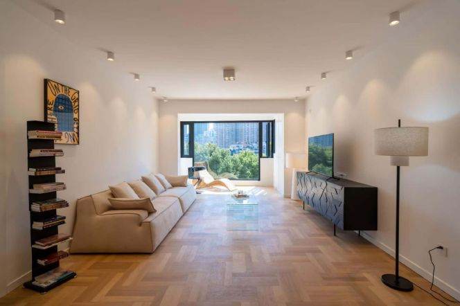 3 Brs, 2 Baths with Open Balcony, Floor Heating, Central ac, Oven, 150 sqm @ Hanzhong metro L12