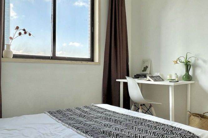Bright room near West Nanjing rd, close to ECNU, long/short lease