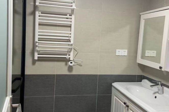 2 Brs, 2 Baths with Balcony, Wall Heating, 150 sqm @ West Nanjing metro L2