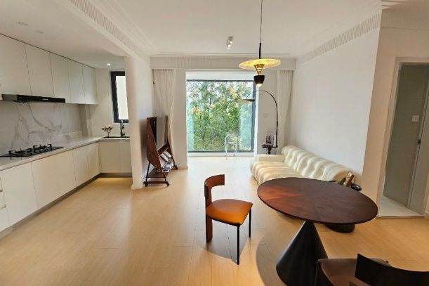 Line2 good price 2BR /  Spacious / Bright / Modern/ Quiet /  elevator