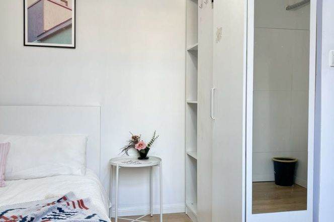 Cozy room near West Nanjing rd,close to ESSCA,international roommates 