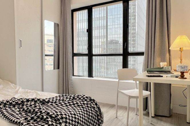 Bright room near Hanzhong rd,shanghai railway station,long/short lease 