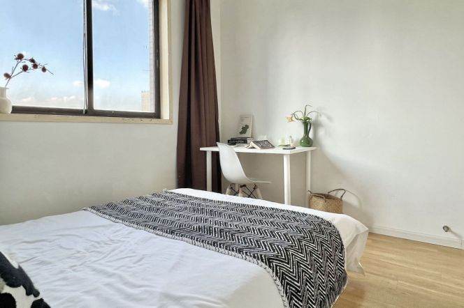 Bright room near West Nanjing rd, close to ECNU, long/short lease