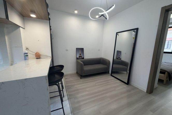 Bright & Good price 1 br in ChangNing , 7 min to L 2/11 JiangSu Rd St.