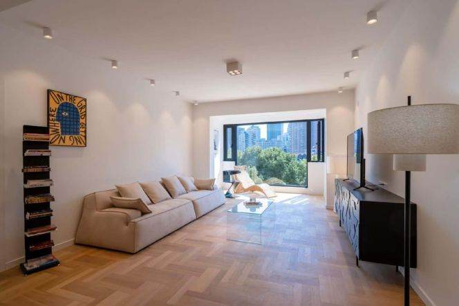 3 Brs, 2 Baths with Open Balcony, Floor Heating, Central ac, Oven, 150 sqm @ Hanzhong metro L12