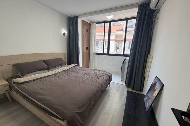 Bright & Good price 1 br in ChangNing , 7 min to L 2/11 JiangSu Rd St.